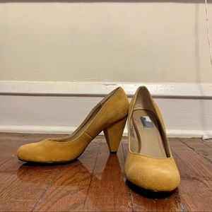 Yellow Pumps—size 8